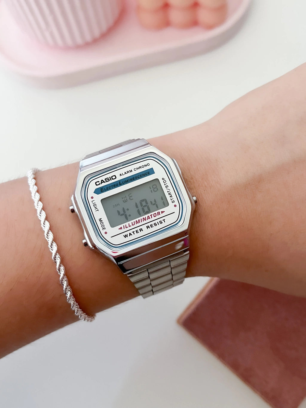 Relógio Casio fundo branco unissex
