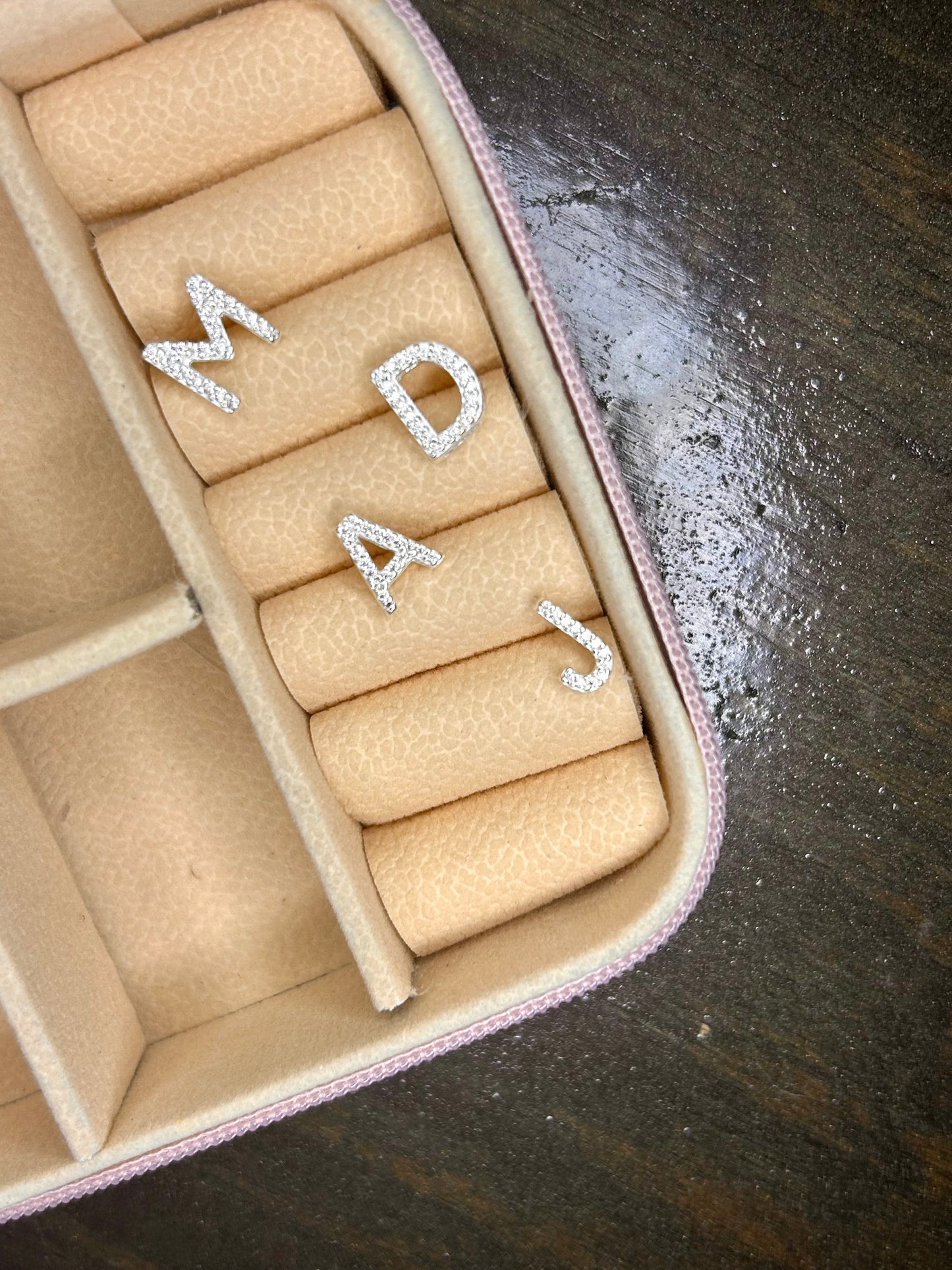 Pingente com letras cravejadas em zircônia