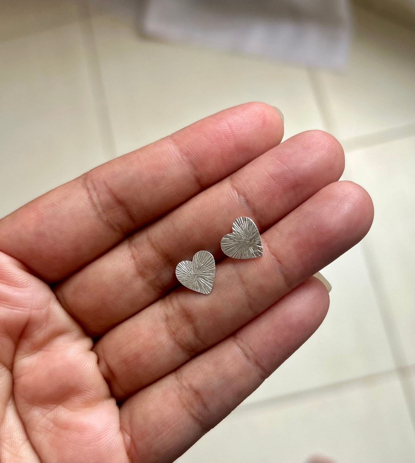 Brinco coração detalhado