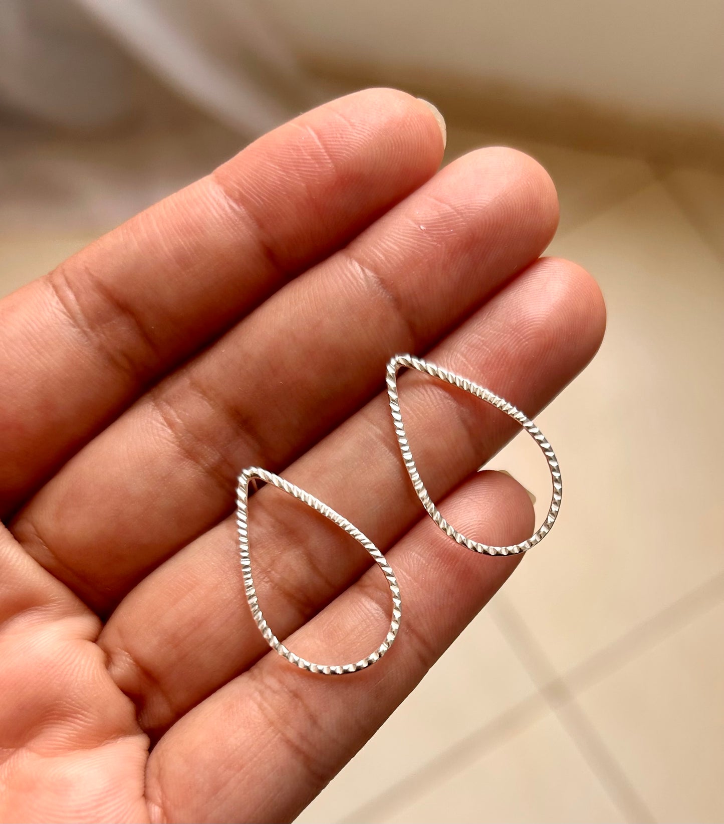 Brinco gota vazada
