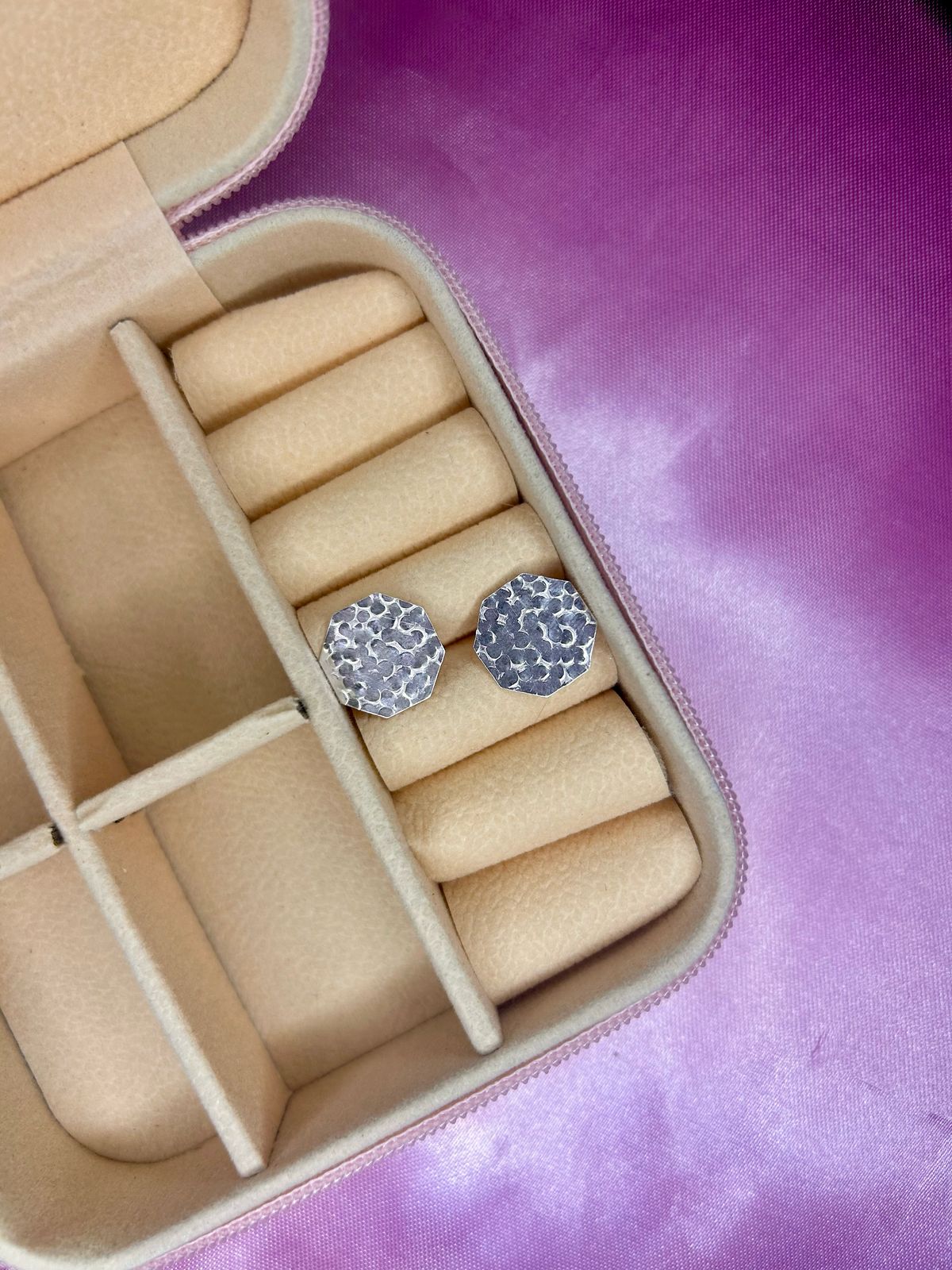 Brinco Sextavado Texturizado